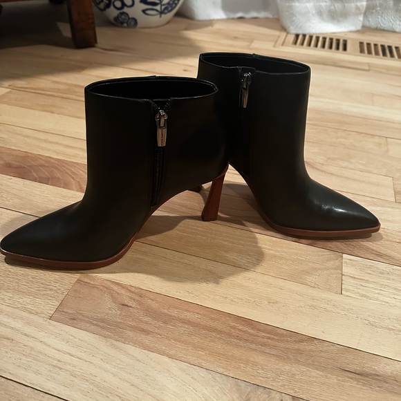 New condition Vincent Camuto all leather booties! - Picture 9 of 9